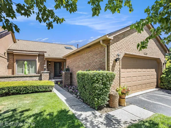 2210 London Bridge Dr, Rochester, MI 48307