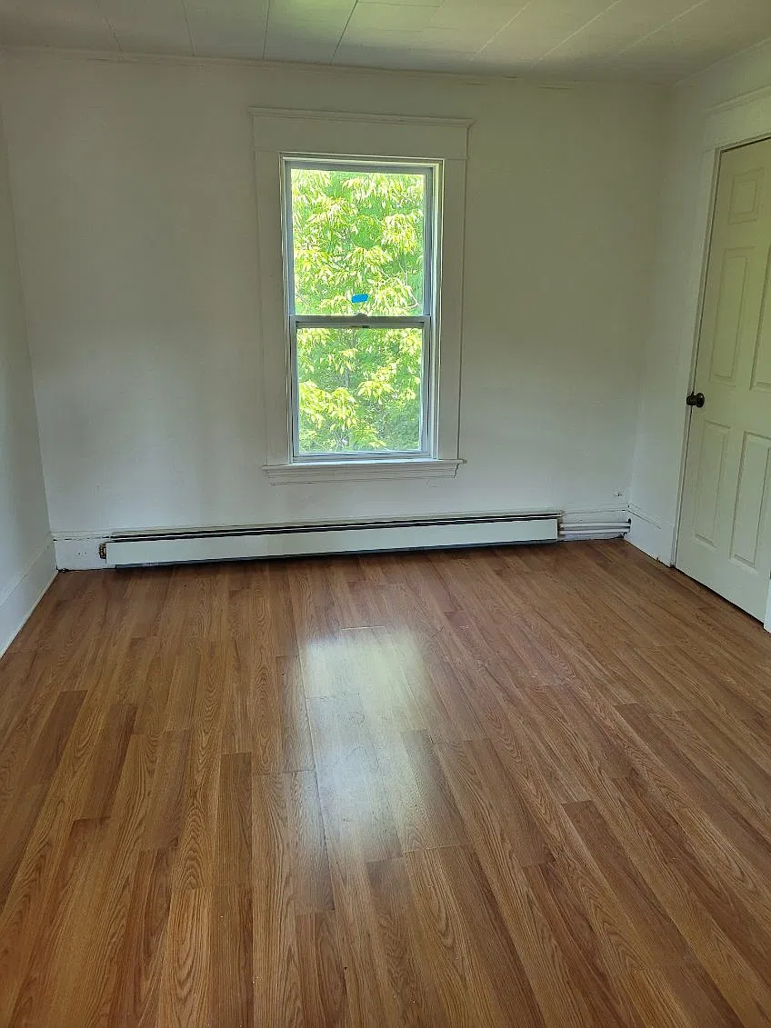 3 bed, $1,100 — Photo 2
