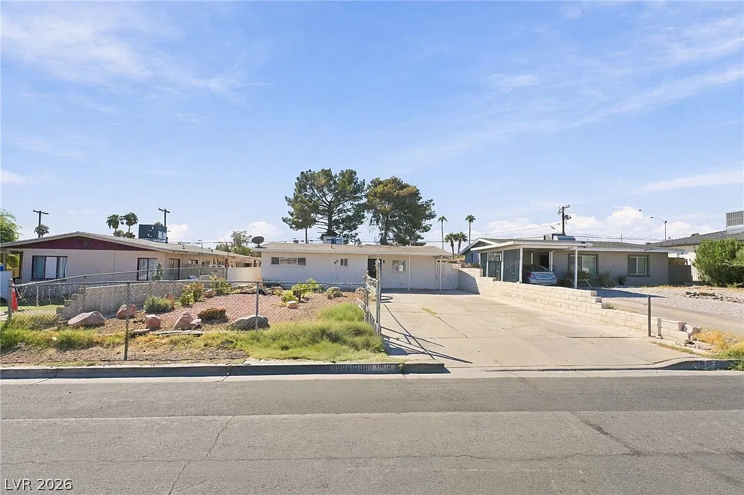 4 bed, 3.0 bath, 1023 sqft, $2,300 — Photo 1