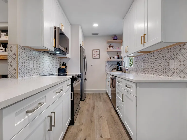 2412 Surrey St — Photo 8
