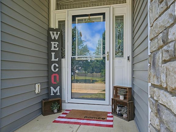 4th image of 542 Apple Valley Cir