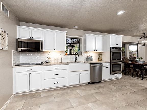 3rd image of 1104 Oakwood Cir