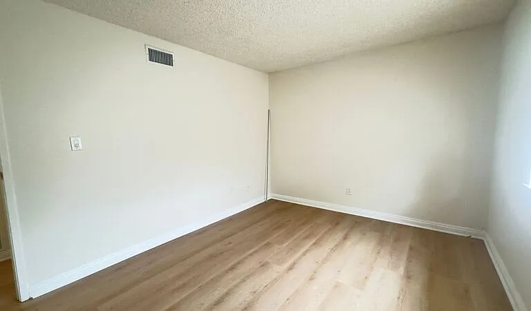 3026 Winfield Ave — Photo 9
