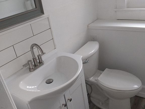 1/2 bath downstairs