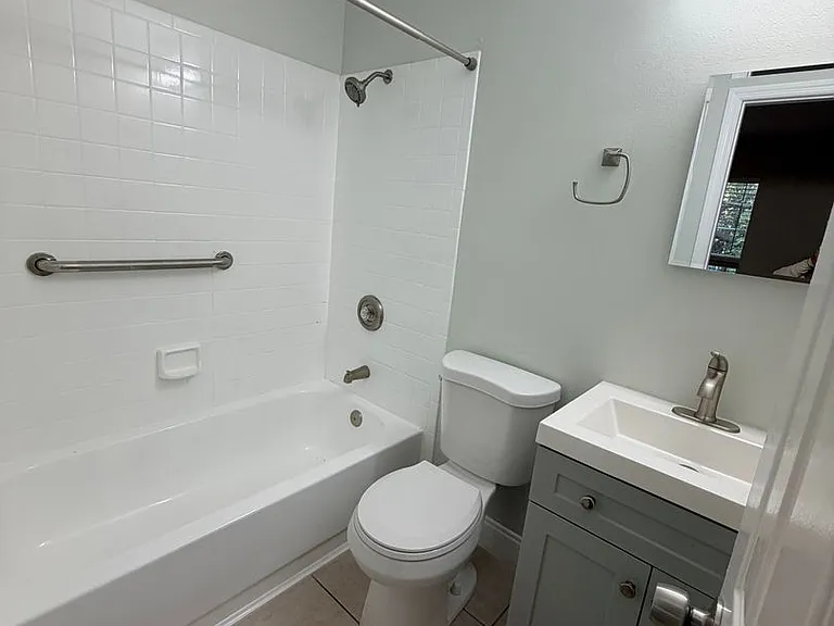 Lakeside Cove Apartments — Photo 10