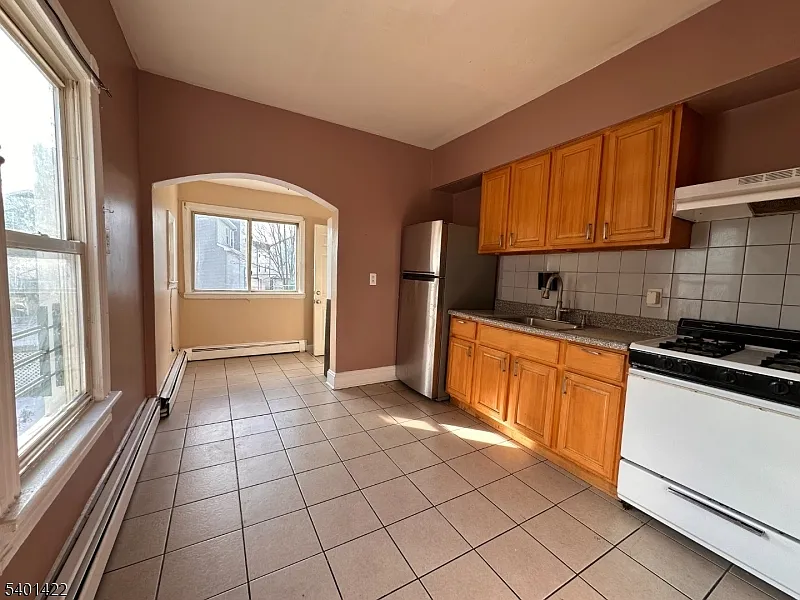 3 bed, 1.0 bath, $2,200 — Photo 4