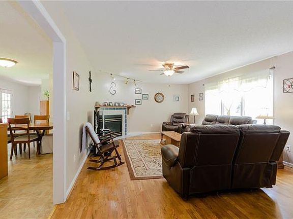 5th image of 942 Hawthorne Dr NE