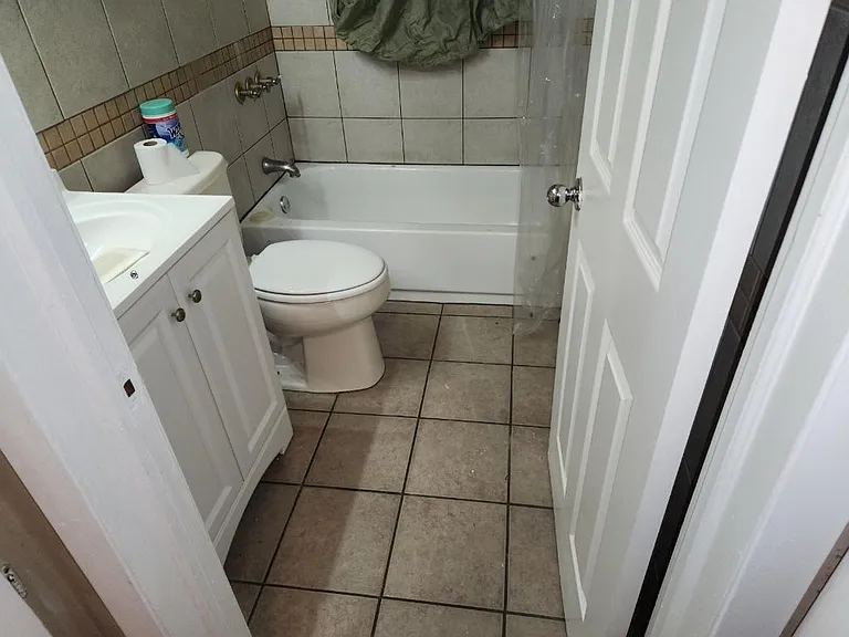 1049 Eastwood St — Photo 5