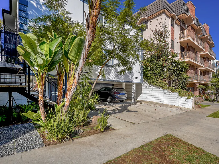 11827 Dorothy Front Exterior sidewalk St Unit 6_LA360VR-26_02112025