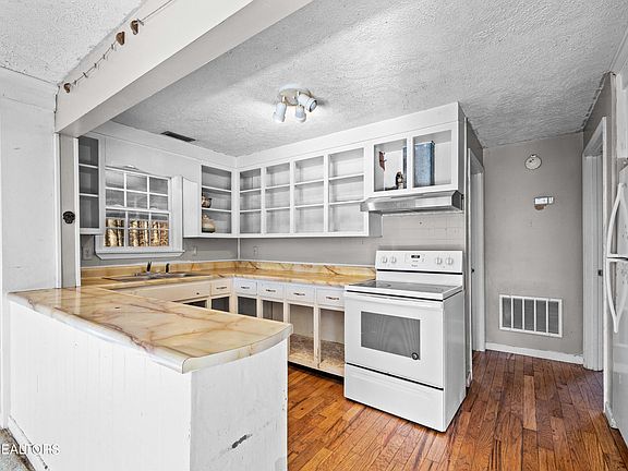 5th image of 850 Laurel Lake Cir