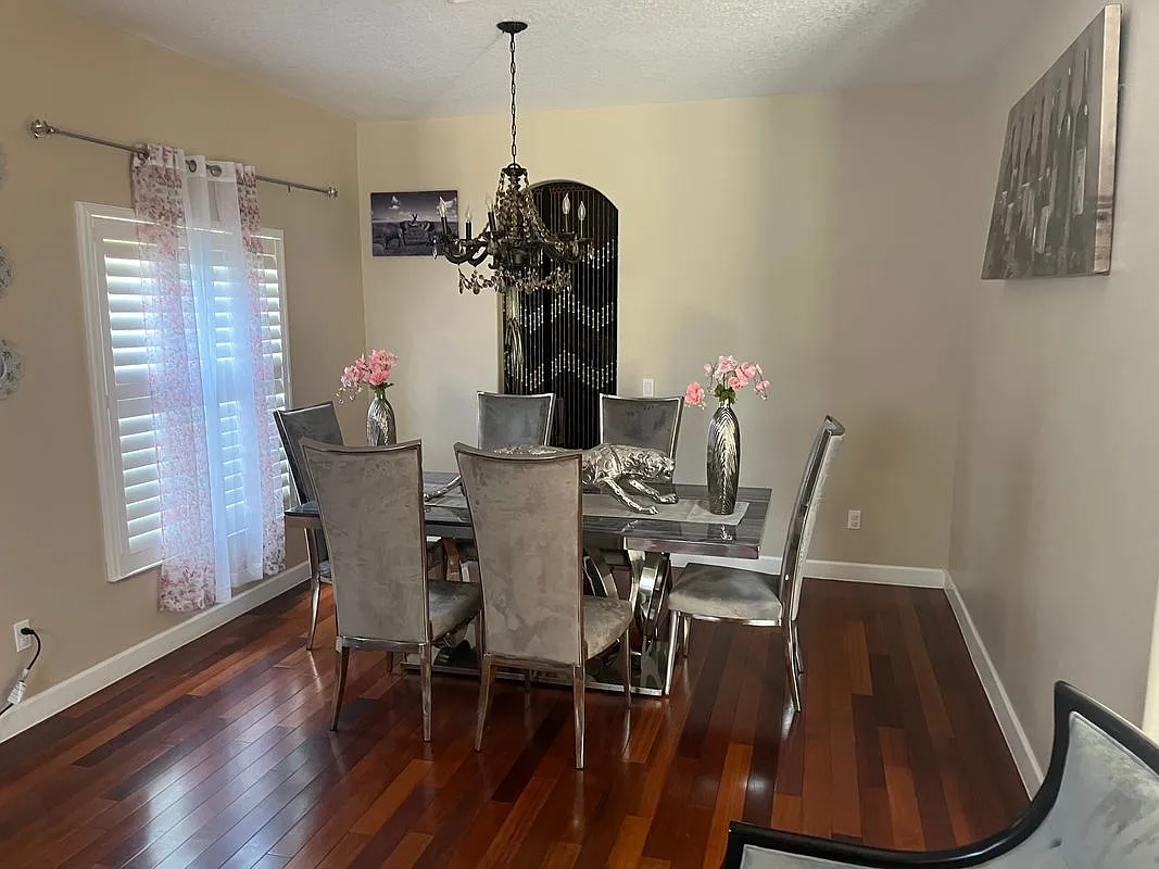 4 bed, 2.5 bath, 2266 sqft, $2,800 — Photo 3
