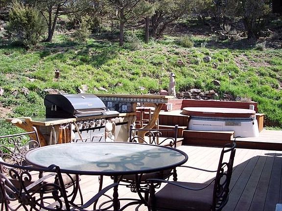 Deck, BBQ, Hot tub, private back yard