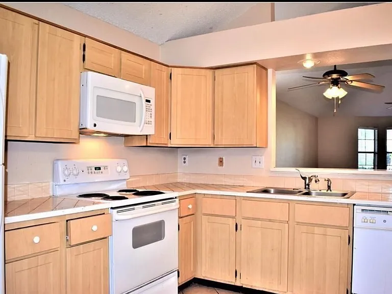 2332 Chestnut Way — Photo 9