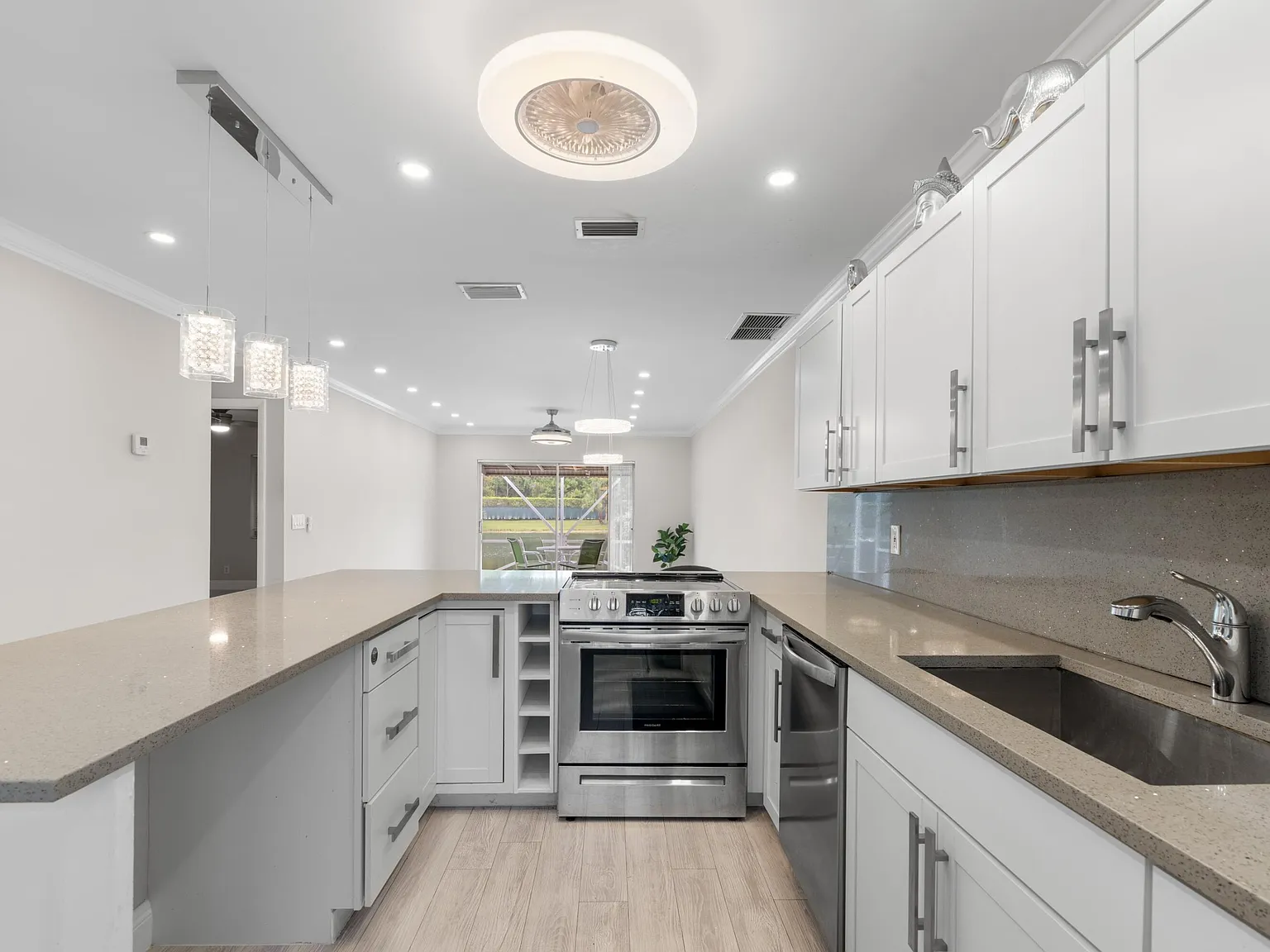 2 bed, 1.5 bath, 908 sqft, $1,995 — Photo 2