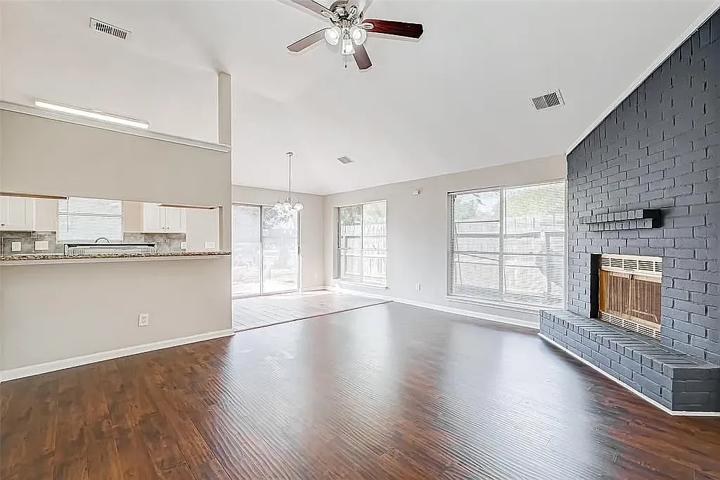 3 bed, 1096 sqft, $2,200 — Photo 3