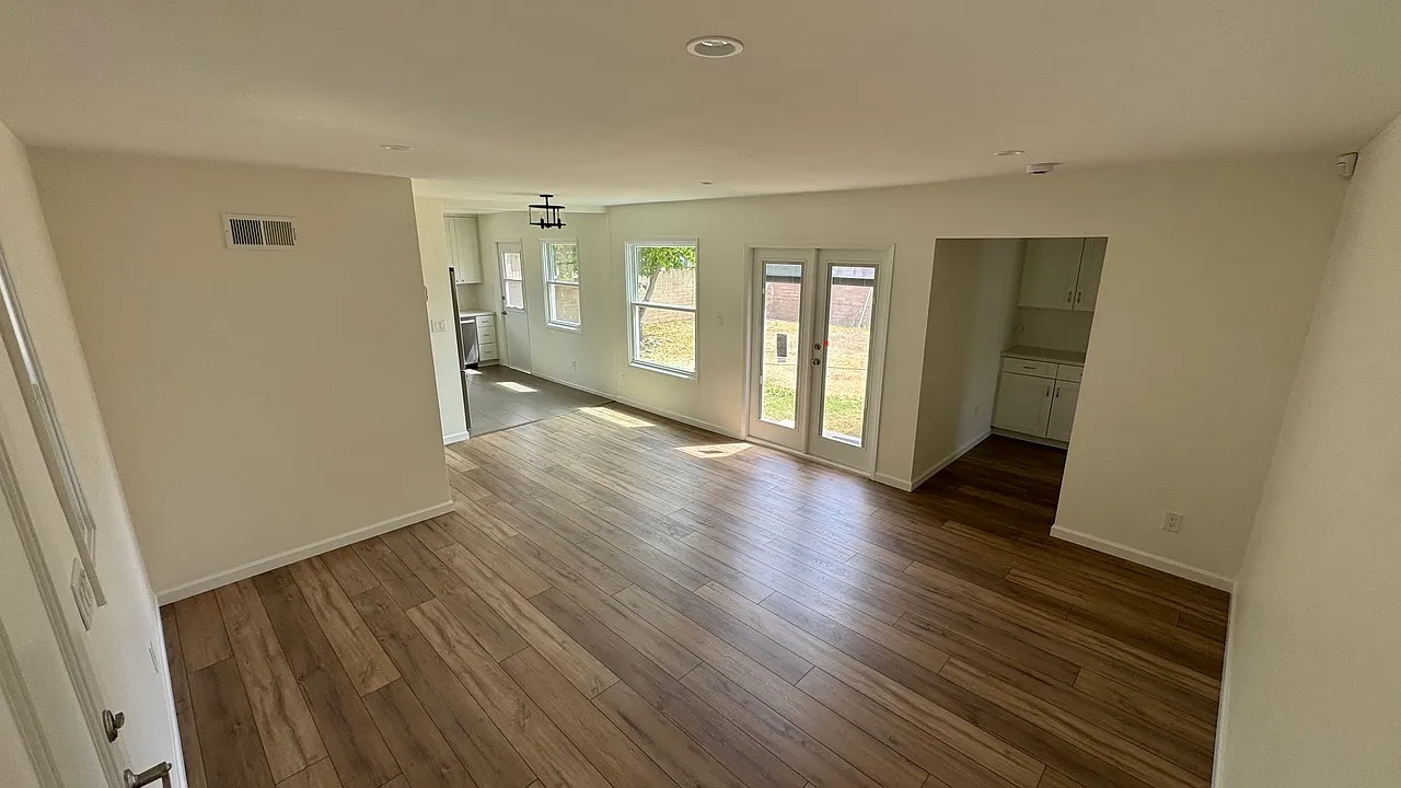 3 bed, 1350 sqft, $3,986 — Photo 3