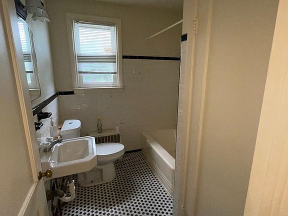 4th image of 909 E Lake Ave