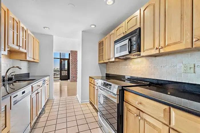 1st image of 1 Greene St APT 807