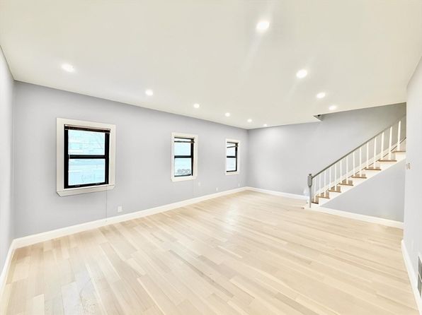 15 Berwick St #15, Melrose, MA 02176