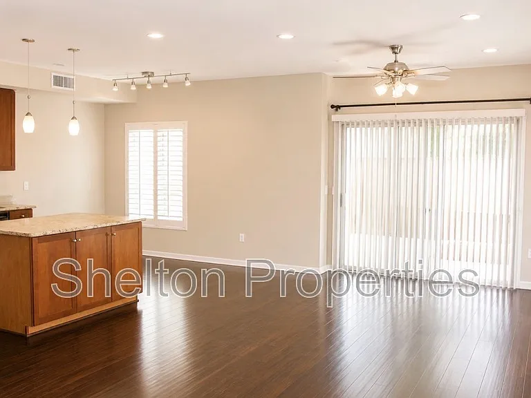 525 W Lakeside Dr #108 — Photo 2