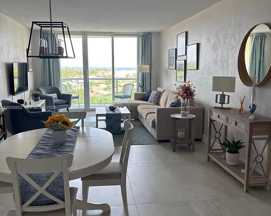 19380 Collins Ave #818