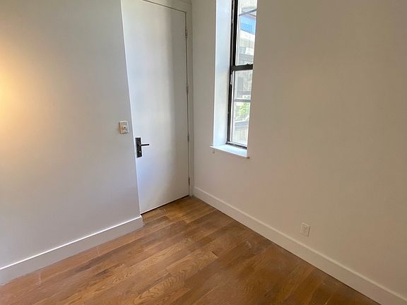 5th image of 947 Willoughby Ave #203