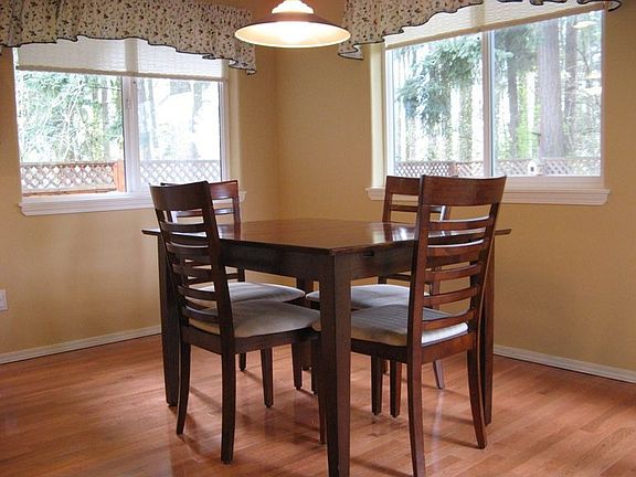 Kitchen Eating Area
