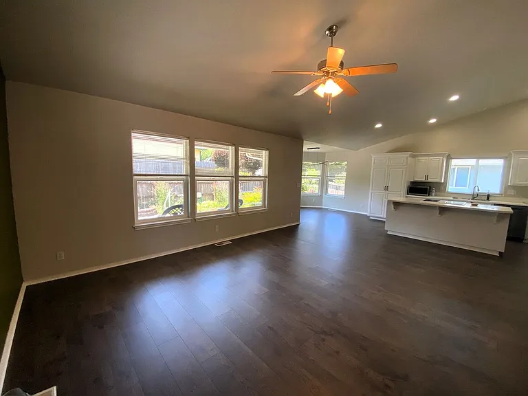 2409 SE Chinaberry Ave — Photo 7