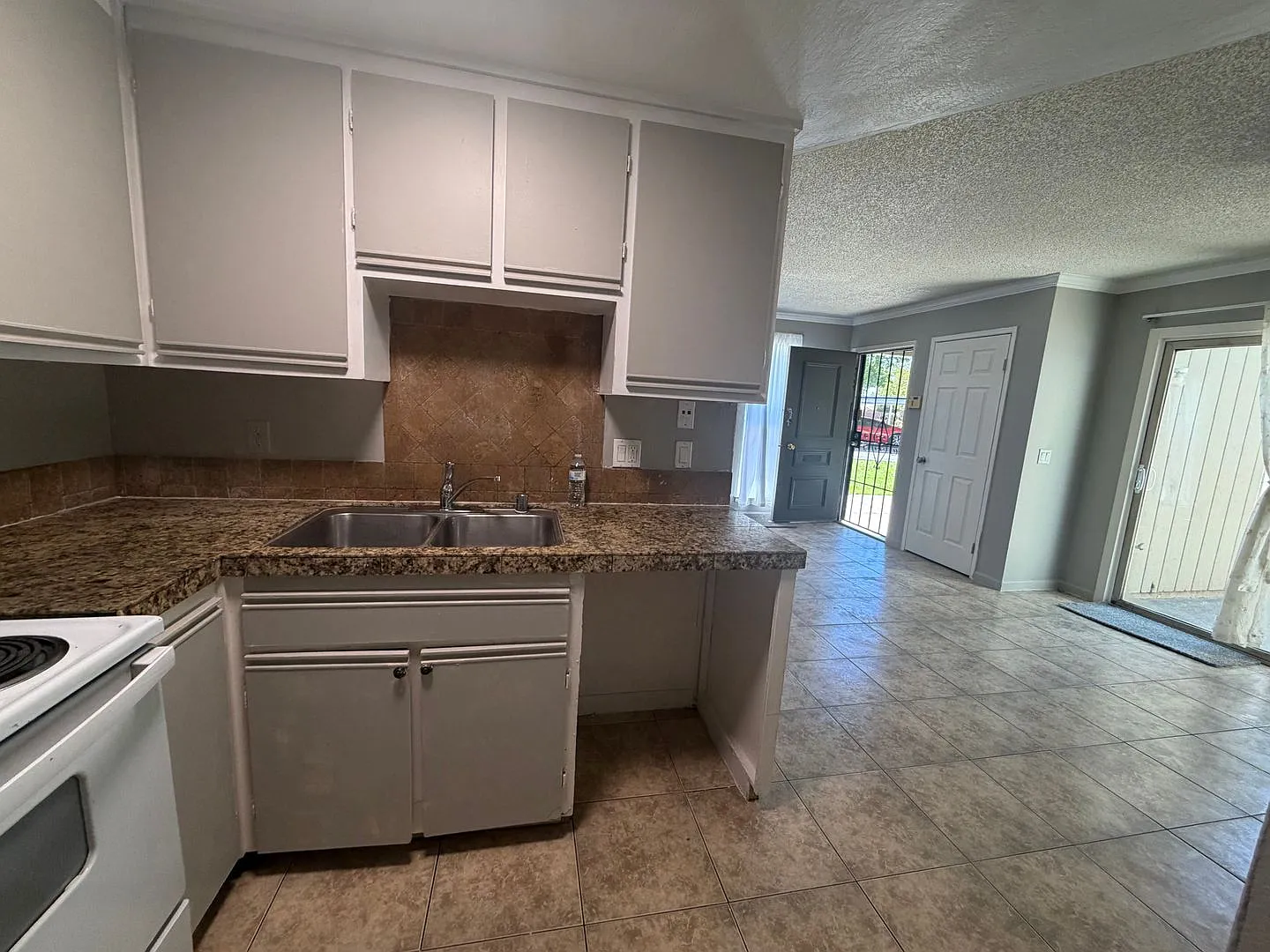 Parkway Gardens Condo — Photo 2