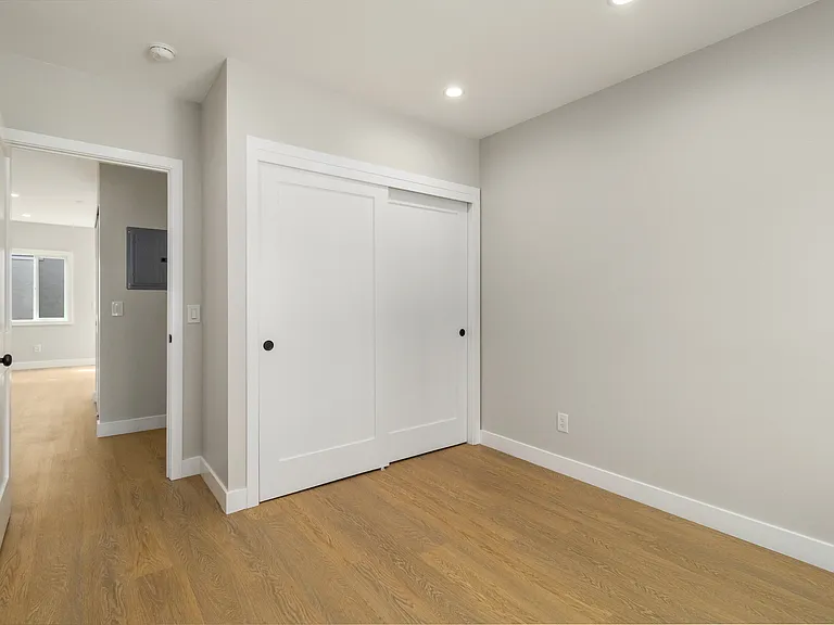 1827 E 4th St #18 — Photo 41