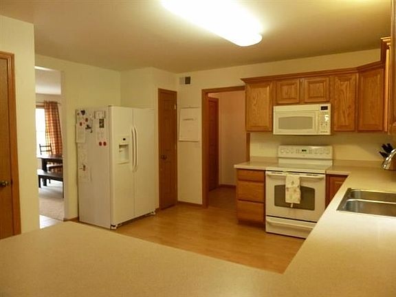 3rd image of 2002 Country Ln