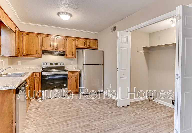 137 Chalet North Ct — Photo 11