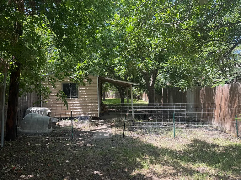 607 Estes Dr — Photo 4