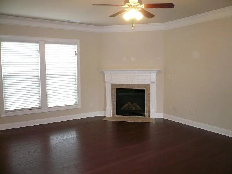 3 bed, 2.5 bath, 1838 sqft, $2,600 — Photo 2