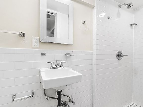 4th image of 334 W 17th St #Basement