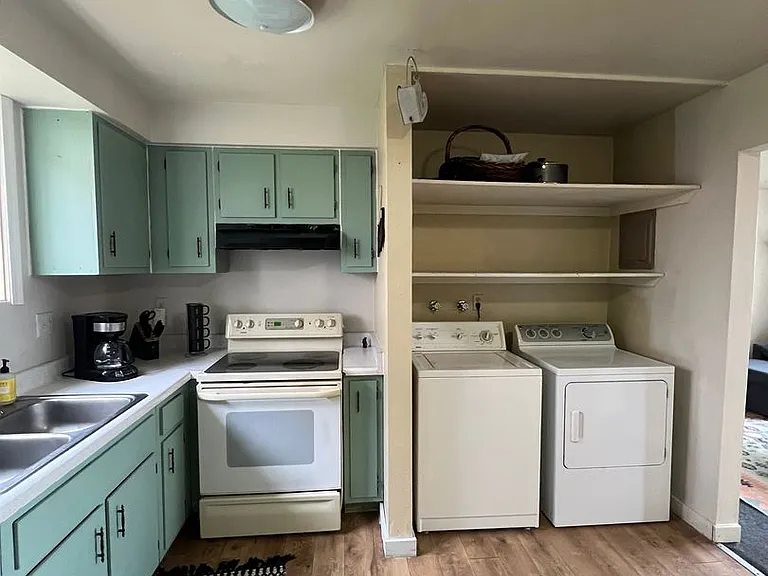 421 E 15th St — Photo 5