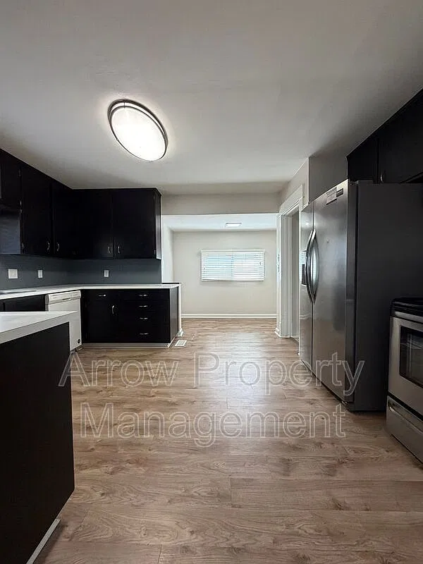 3 bed, 2.0 bath, 2160 sqft, $1,695 — Photo 3