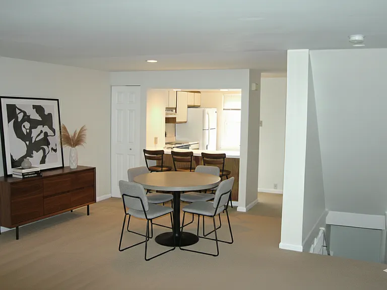 Dining Room w/ Breakfast Bar