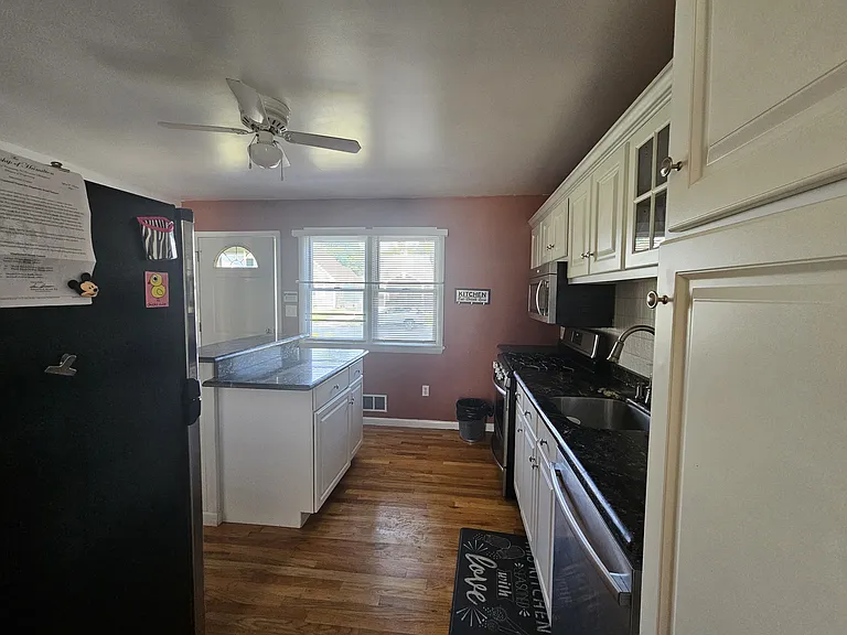 158 Marshall Ave W — Photo 2