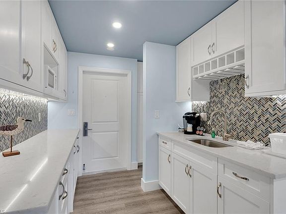 3rd image of 900 Broad AVE S #139