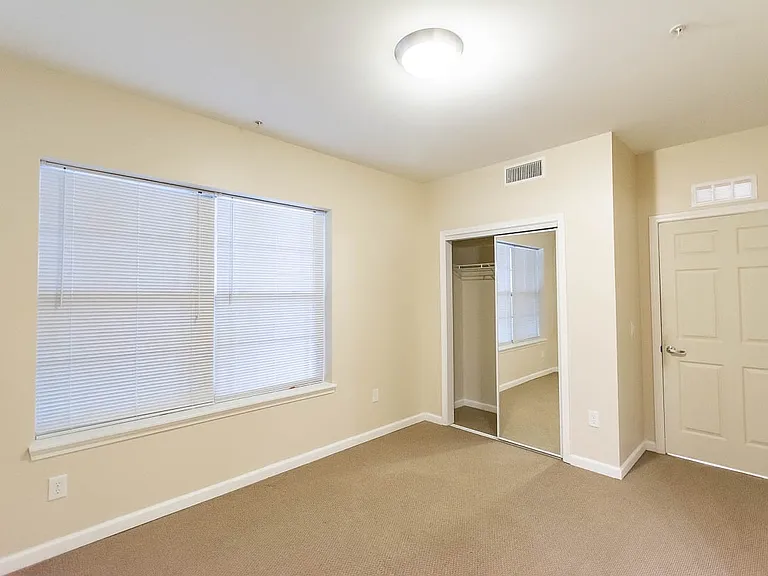 Tenth & College Horizons Apartments — Photo 45