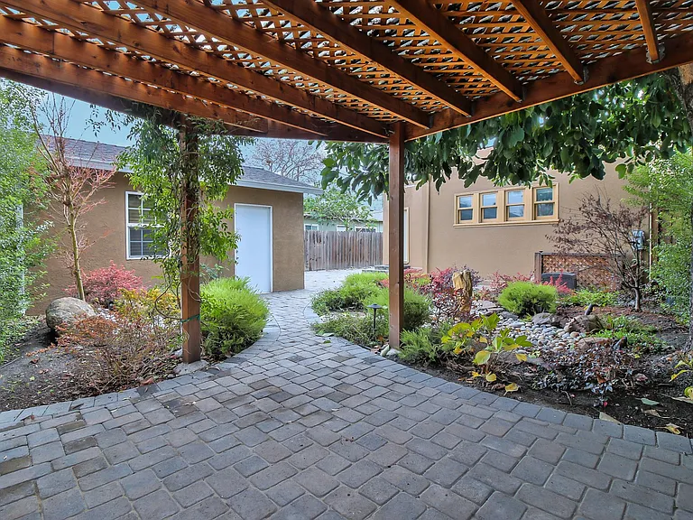 1076 Waco St — Photo 17