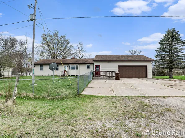 1086 Swan Dr, Crystal, MI 48818