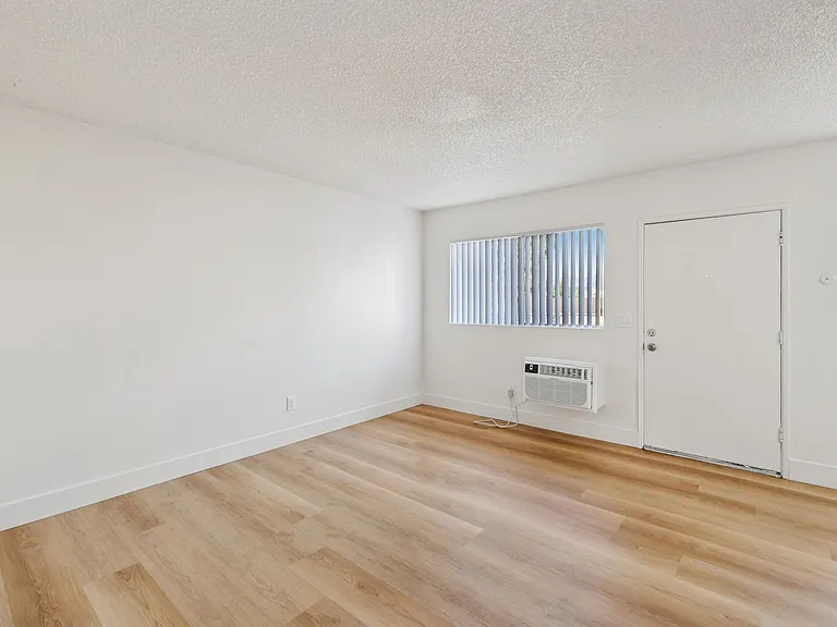 Bella Vista Apartments — Photo 23