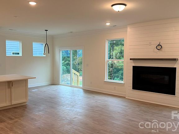 4th image of 742 Clovis St