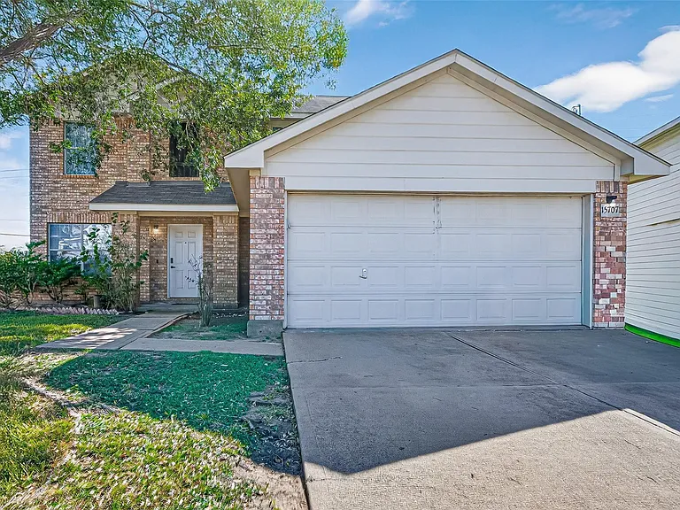 15707 Crooked Arrow Dr — Photo 1