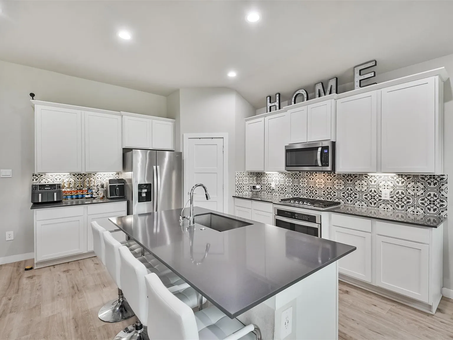 3 bed, 2.0 bath, 1645 sqft, $2,275 — Photo 3