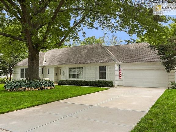 Newer concrete driveway in perfect shape