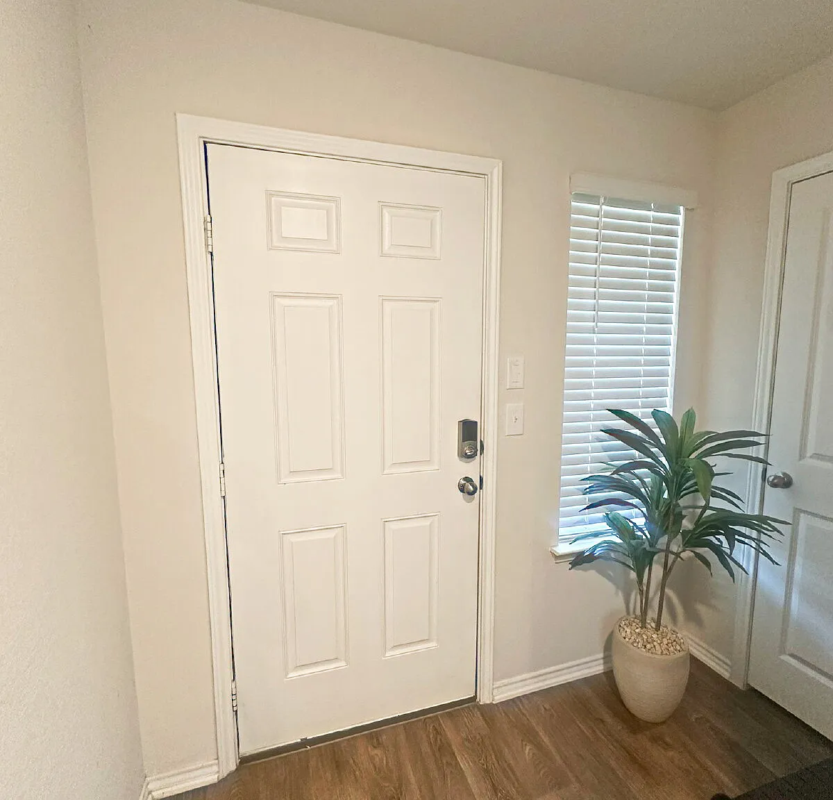 3 bed, 2.0 bath, 1491 sqft, $1,800 — Photo 2