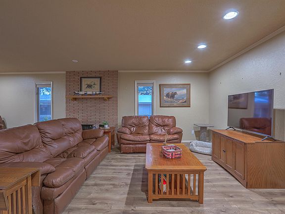 2nd image of 1005 Morina Ct NE